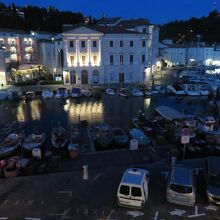 暗くなってからのマリーナはしっとりとした風情