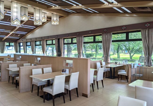 甲斐市の双葉SAには、綺麗な空いているレストランがあります。