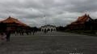 中正記念堂がある記念公園内にあります。