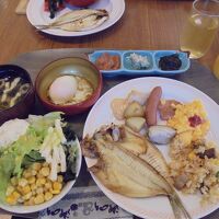 ブッフェ式の朝食　料理を盛り付け