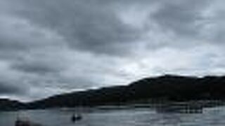 にぎやかな湖畔