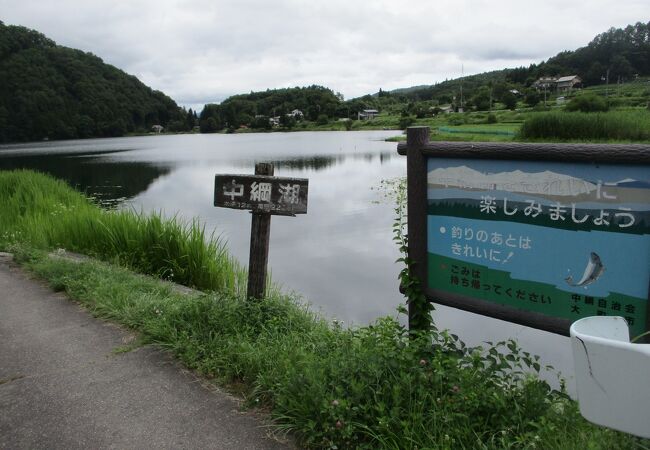 静かで落ち着いた湖