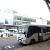 熱海駅前から送迎バスが出ています。