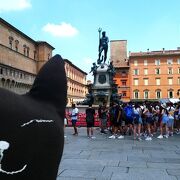 エンツォ王宮の街灯とサラボルサ図書館もおススメです