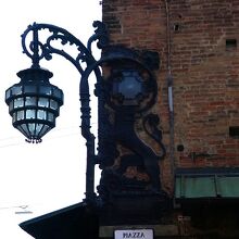 エンツォ王宮の角に取り付けられている「新生児の街灯」