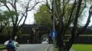 交通量の多い門