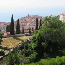 城壁から見たピランの町並み。画像右手の高い塔は聖ユーリの鐘楼
