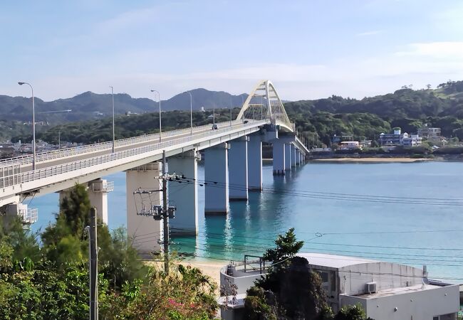 橋から海を見ると、海辺に行きたくなる