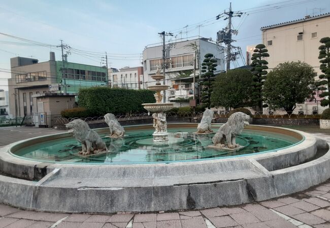 駐車場の上にある公園（中央公園）