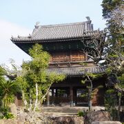 楼門形式の山門や威厳のある仏殿とか大寺の風格があって