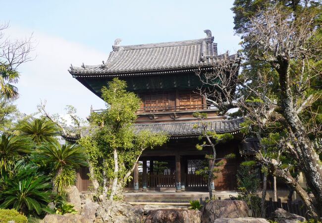 楼門形式の山門や威厳のある仏殿とか大寺の風格があって