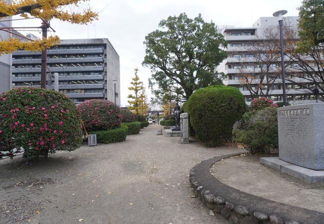 城址公園の南側に延びる通りの中央部