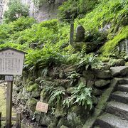 芭蕉の句が書かれた短冊を納めた記念碑