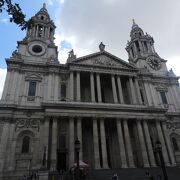ウエストミンスター寺院と共に、ロンドンを代表する宗教建築物です。