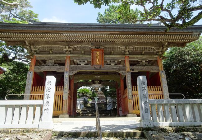 足摺岬に立つ大寺院