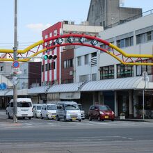 枡形商店街を抜けると城西公園、高知城にも便利