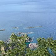 白島海岸にある島。