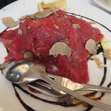 トリュフがかけられた牛肉のカルパッチョは贅沢。