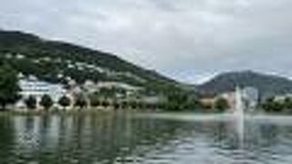 １週５００ｍの花に囲まれた池