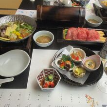 次々と運ばれてくる料理の数々