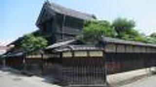 1階屋根には明治時代のガス灯が残っています