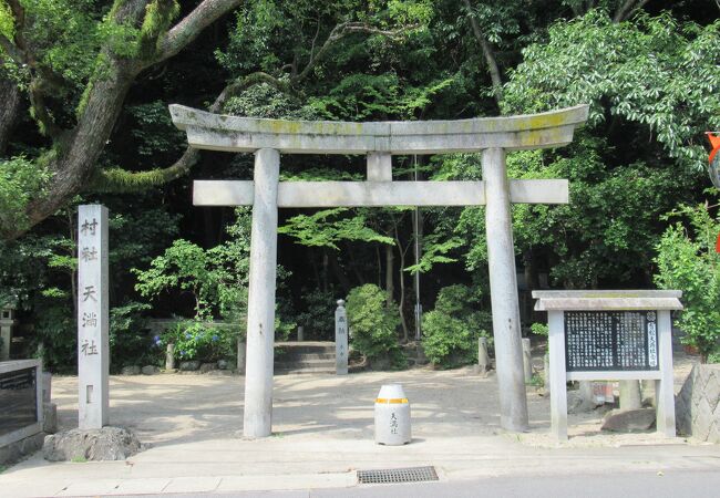 階段の上に社殿が建っています