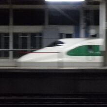 白石蔵王駅にて夜間滞留する新幹線は懐かしのカラーリングだ