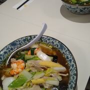 フランス人に囲まれてラーメン