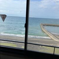 部屋の下が海辺
