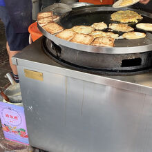 外で目玉焼きと大根餅料理してました。