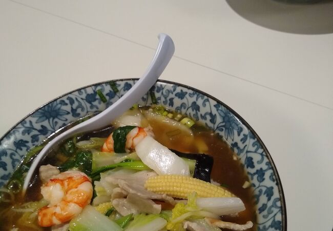 フランス人に囲まれてラーメン