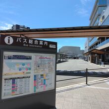 和歌山市駅のバス乗り場はわかりやすくなりました。