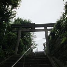 築土八幡神社鳥居（城跡を想像させる高台にある）