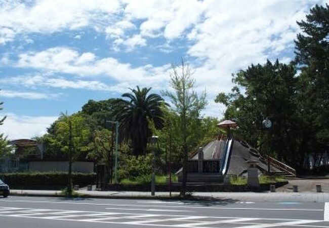 蒸気機関車や路面電車が展示されている公園