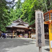 山の中腹にある神社