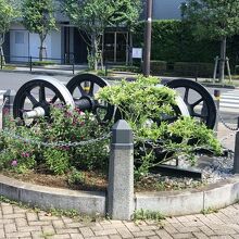 《電車保存部品 スポーク車輪モニュメント》「亀田トレイン公園