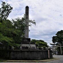 独立自尊の塔　これは似合わない　在野精神にふさわしくない