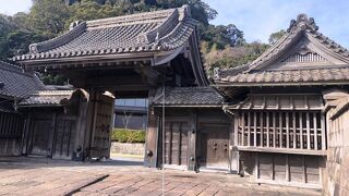 目の前には雄大な桜島と太陽の光を水面に反射する錦江湾の絶景と歴史と芸術の宝庫