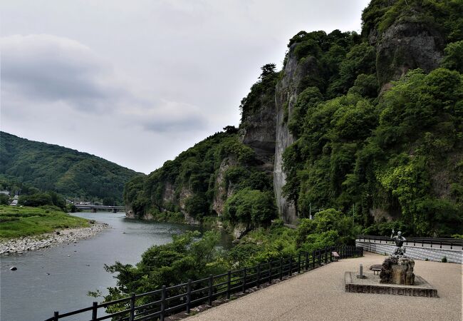 僧禅海の苦労をしのびたいが，周りは結構開けている