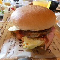 朝食ビュッフェ。自分で作るハンバーガー。