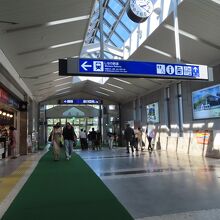 新幹線の軽井沢駅の駅舎内のしなの鉄道の入口