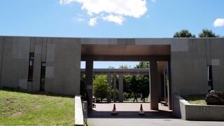 科学館外の展示も必見。初期の南極観測で活躍したカラフト犬のモニュメント、初代しらせのスクリュー