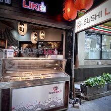 なぜか駅下にある小汚い日本料理店。