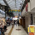 昔ながらの商店街、活気があります