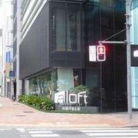 ホテルの入り口。ロゴが可愛い。