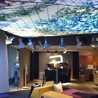 ロビー。ポップな内装。