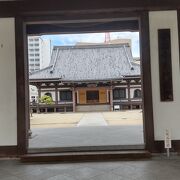 天神にある巨大な山門の寺院