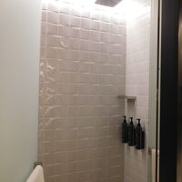 バスタブなし。シャワーのみですが、使いやすい。