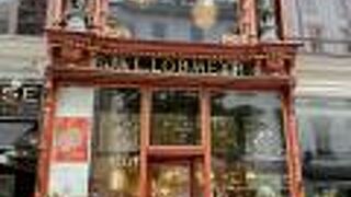 クリスタル製品を扱う