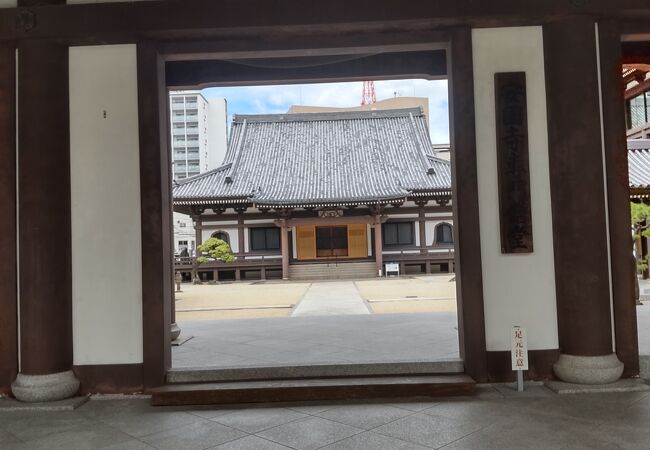 天神にある巨大な山門の寺院